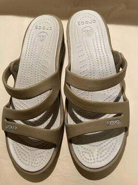 Crocs Patricia Women’s Strappy Wedge Sandals Tan, Size 8M, EUC